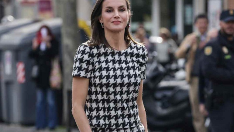 La reina Letizia se deja seducir por la pata de gallo