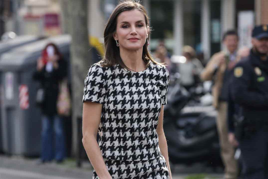 La reina Letizia se deja seducir por la pata de gallo