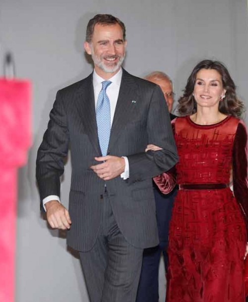 La reina Letizia apuesta por el rojo para su última cita en Marruecos