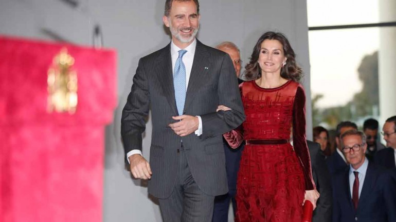 La reina Letizia apuesta por el rojo para su última cita en Marruecos