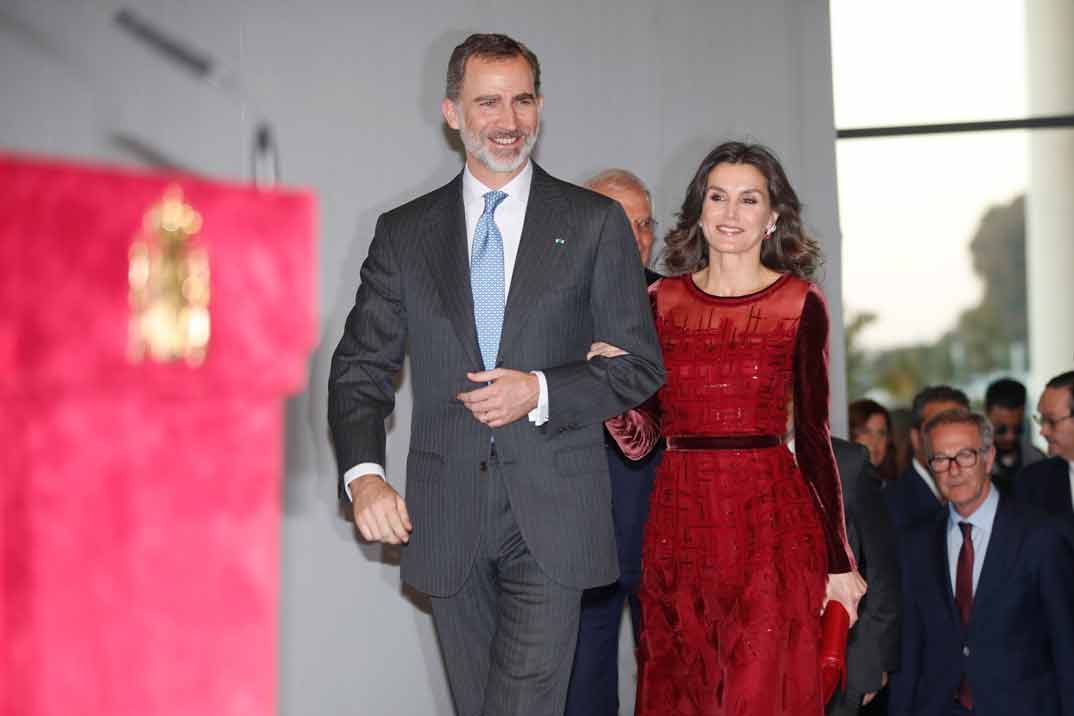 La reina Letizia apuesta por el rojo para su última cita en Marruecos