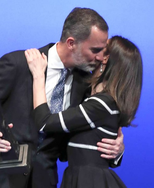 El beso de la reina Letizia al rey Felipe