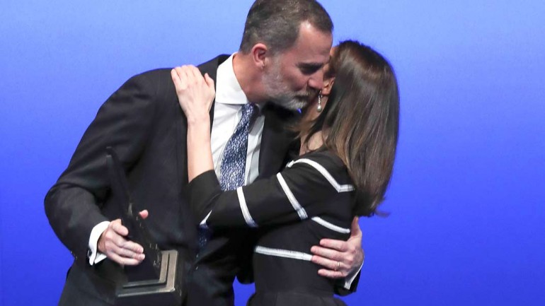 El beso de la reina Letizia al rey Felipe