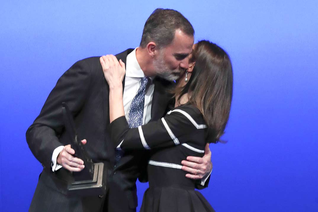 El beso de la reina Letizia al rey Felipe