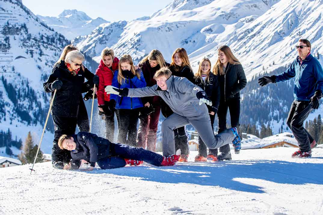 Reyes Guillermo y Máxima de Holanda con su familia en Lech