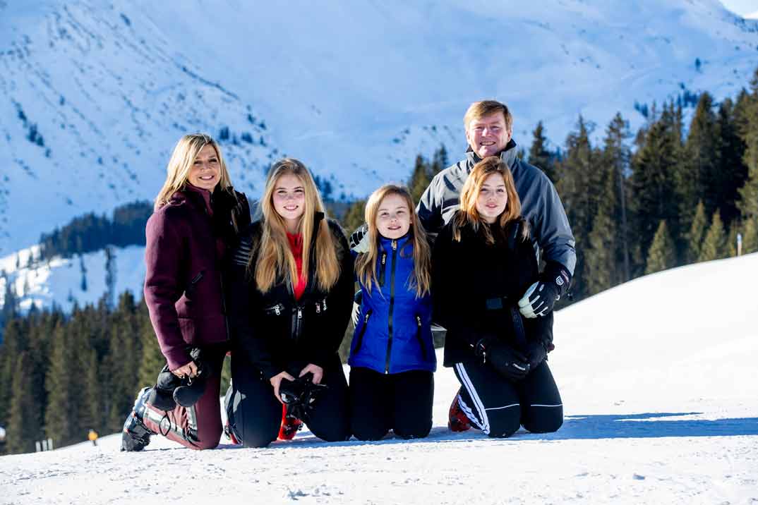 El divertido posado en la nieve de la reina Máxima y su familia