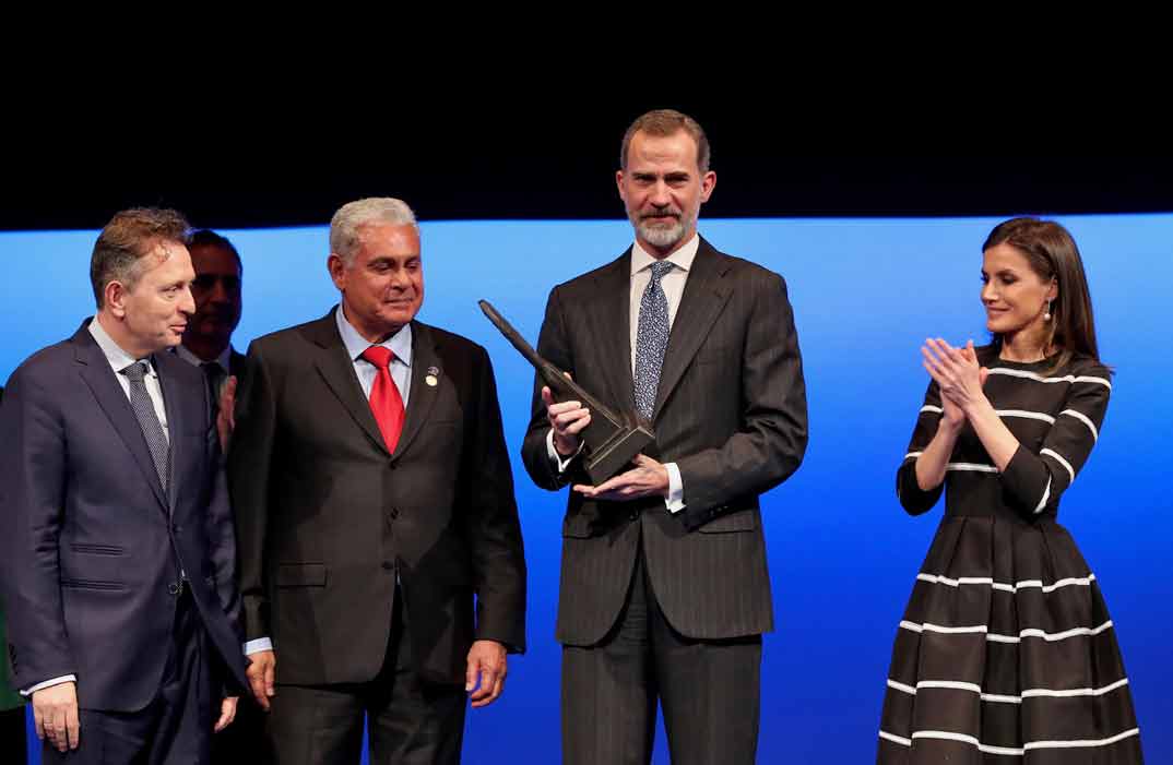 Los Reyes junto al presidente mundial de la WJA y al presidente del WLC © Casa de S.M. el Rey