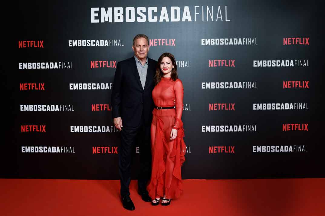 Kevin Costner e Ivana Baquero © Samuel de Román para Getty/Netflix