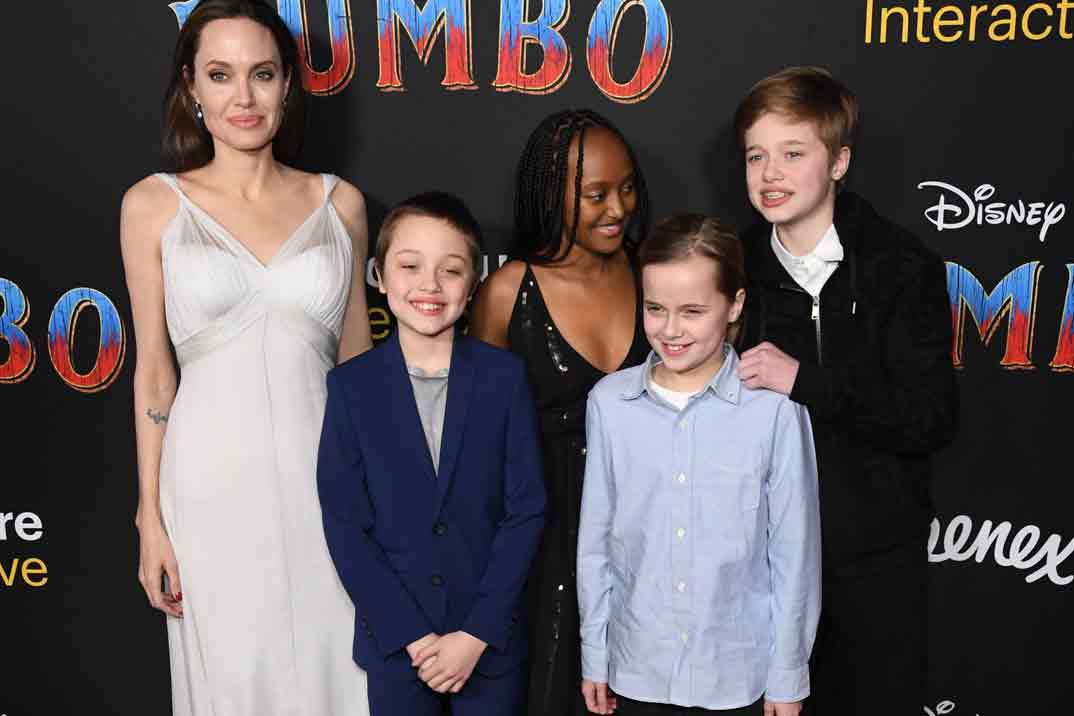 Angelina Jolie con sus hijos Zahara, Shiloh, Knox y Vivienne