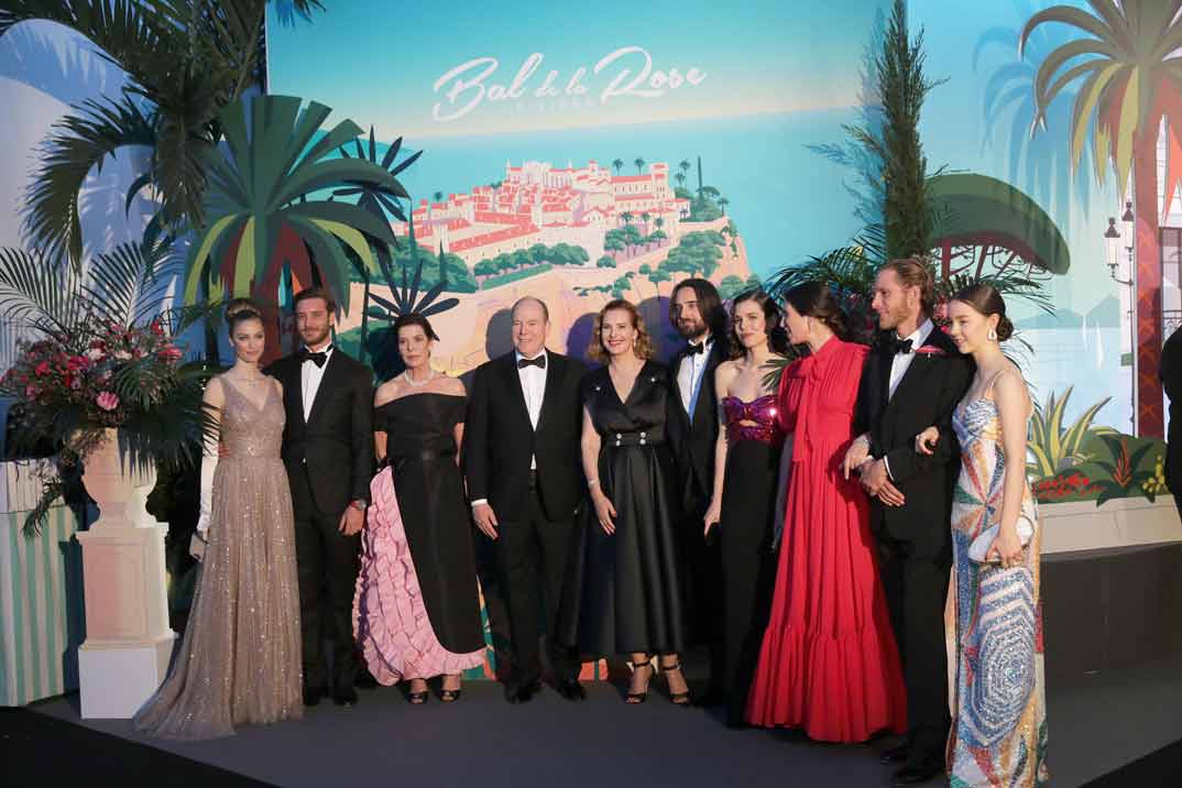 Alberto de Mónaco y Carolina de Mónaco con Carole Bouquet, Andrea Casiraghi, Tatiana Santo Domingo, Pierre Casiraghi, Beatrice Borromeo, Carlota Casiraghi, Dimitri Rassam y Alexandra de Hannover