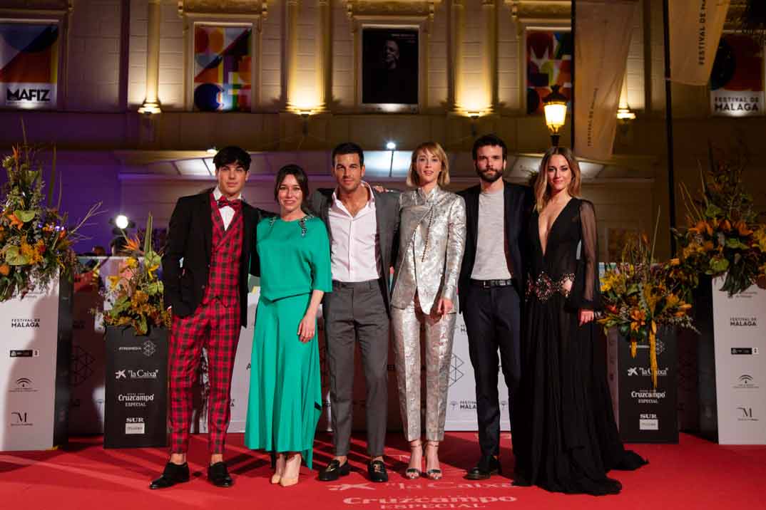 Oscar Casas, Lola Dueñas, Mario Casas, Ingrid García Johnsson, Jon Arias y Silvia Alonso - Instinto © Movistar+