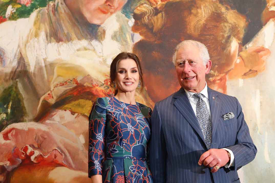 La Reina a su llegada a la National Gallery es recibida por el príncipe Carlos de Inglaterra © Casa S.M. El Rey
