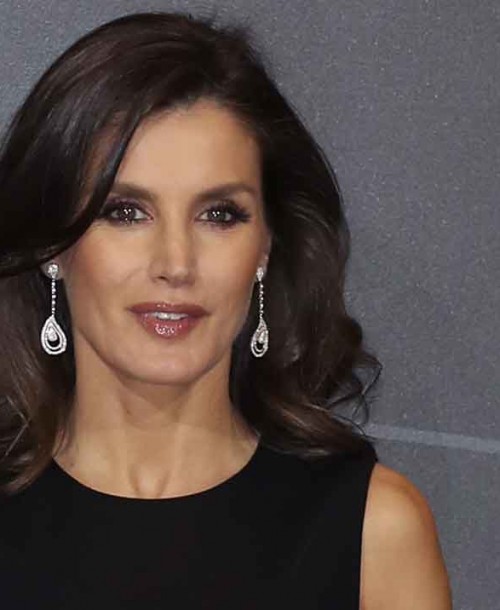 La reina Letizia, por fin, se rinde a los encantos de unos manolos