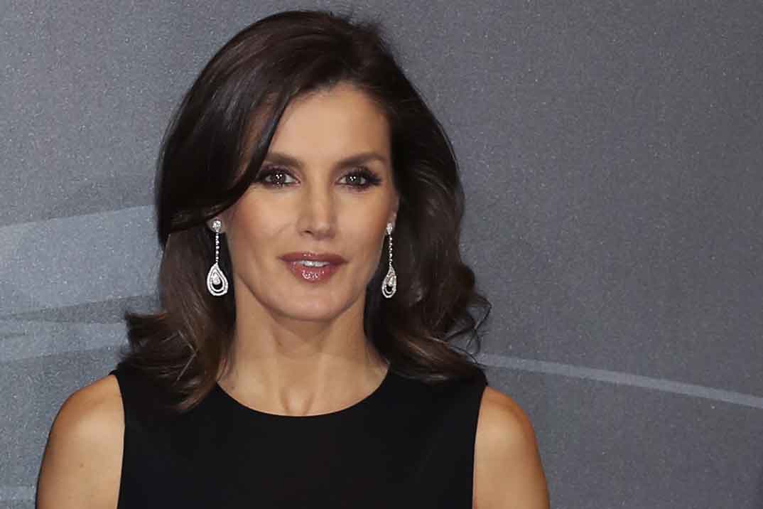 La reina Letizia, por fin, se rinde a los encantos de unos manolos