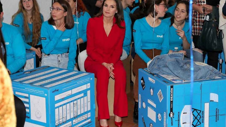 La reina Letizia apuesta, de nuevo, por el rojo
