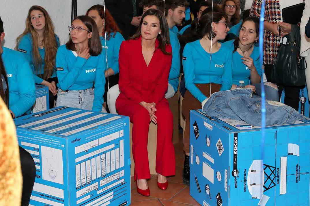 La reina Letizia apuesta, de nuevo, por el rojo