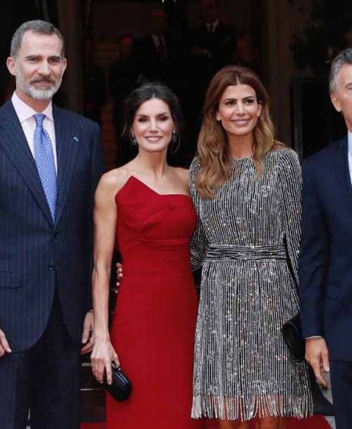 La reina Letizia, de rojo, pone el broche de oro a su duelo de estilo con Juliana Awada