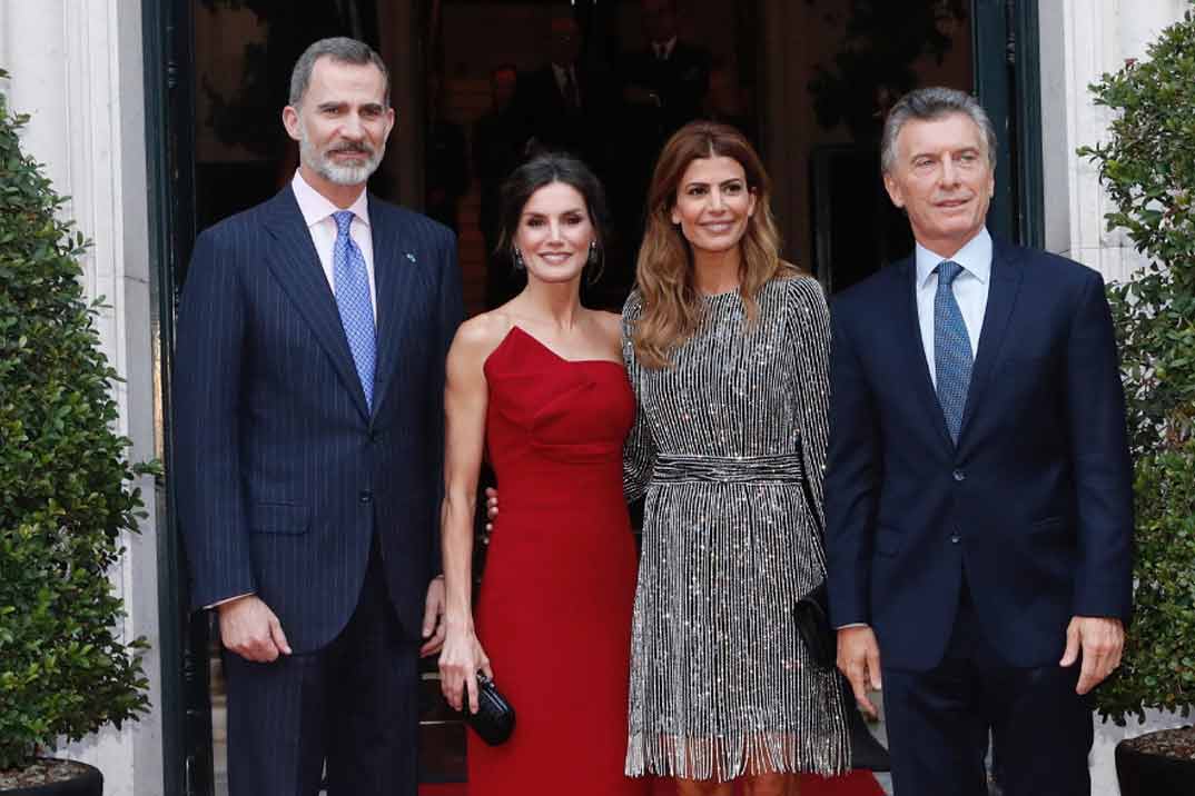 La reina Letizia, de rojo, pone el broche de oro a su duelo de estilo con Juliana Awada