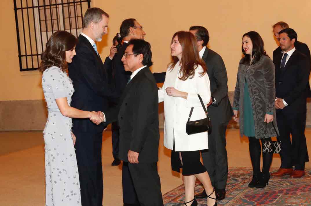 Los Reyes Felipe y Letizia reciben el saludo de los invitados a la recepción ofrecida por el Presidente de la República de Perú © Casa S.M. El Rey