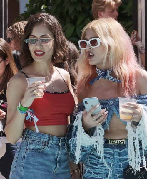 Hiba Abouk con Hailey Baldwin en el Festival de Coachella