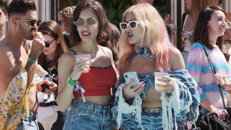 Hiba Abouk con Hailey Baldwin en el Festival de Coachella