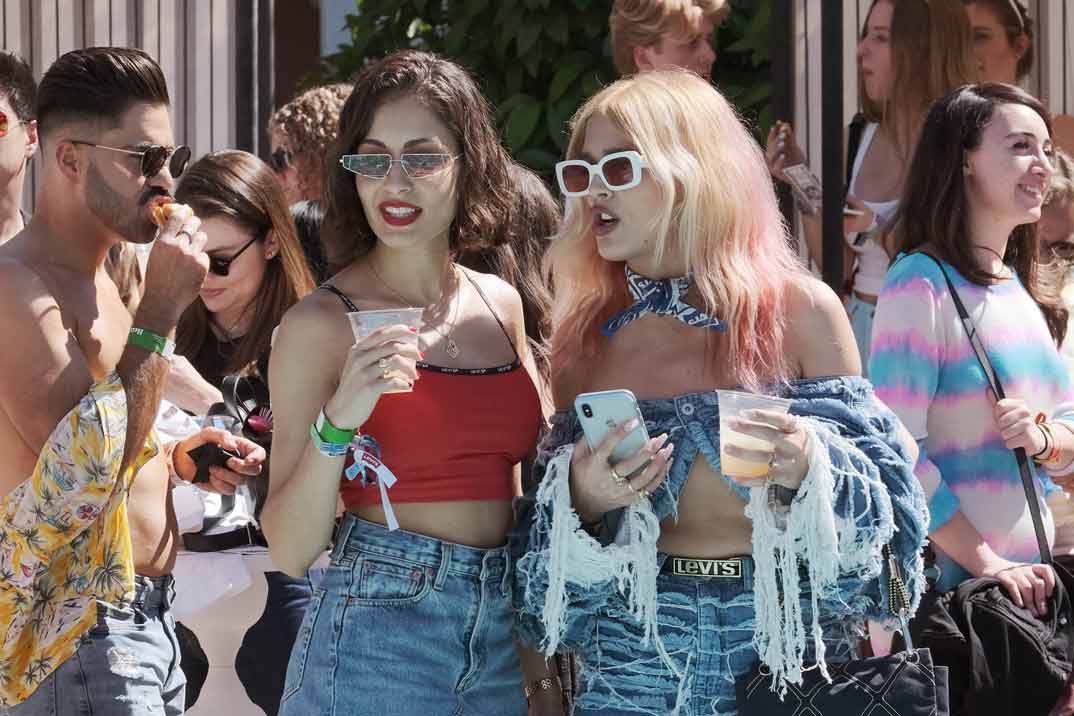 Hiba Abouk con Hailey Baldwin en el Festival de Coachella