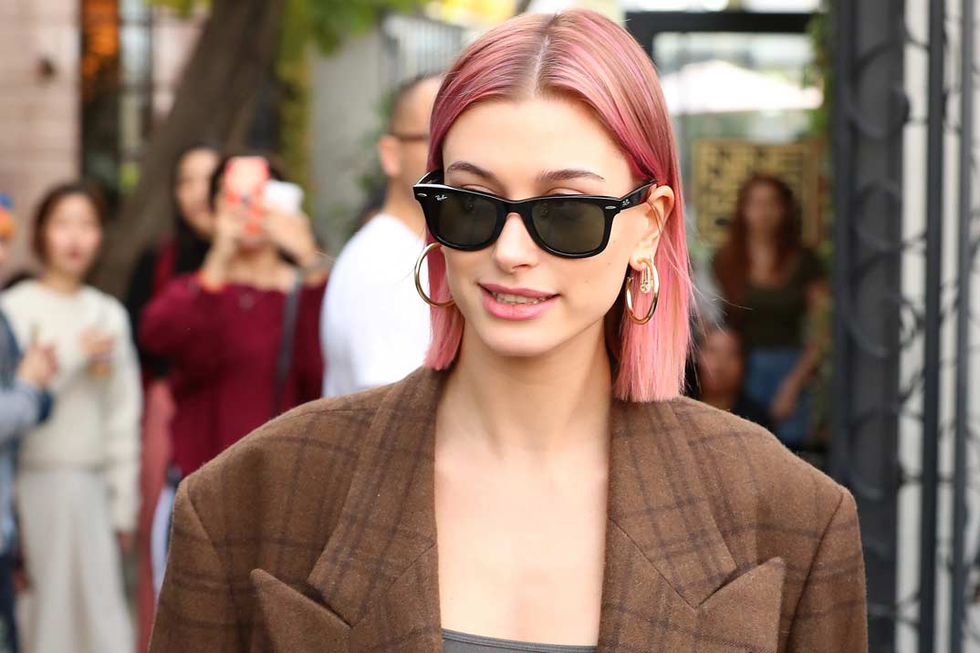 Hailey Baldwin pelo rosa