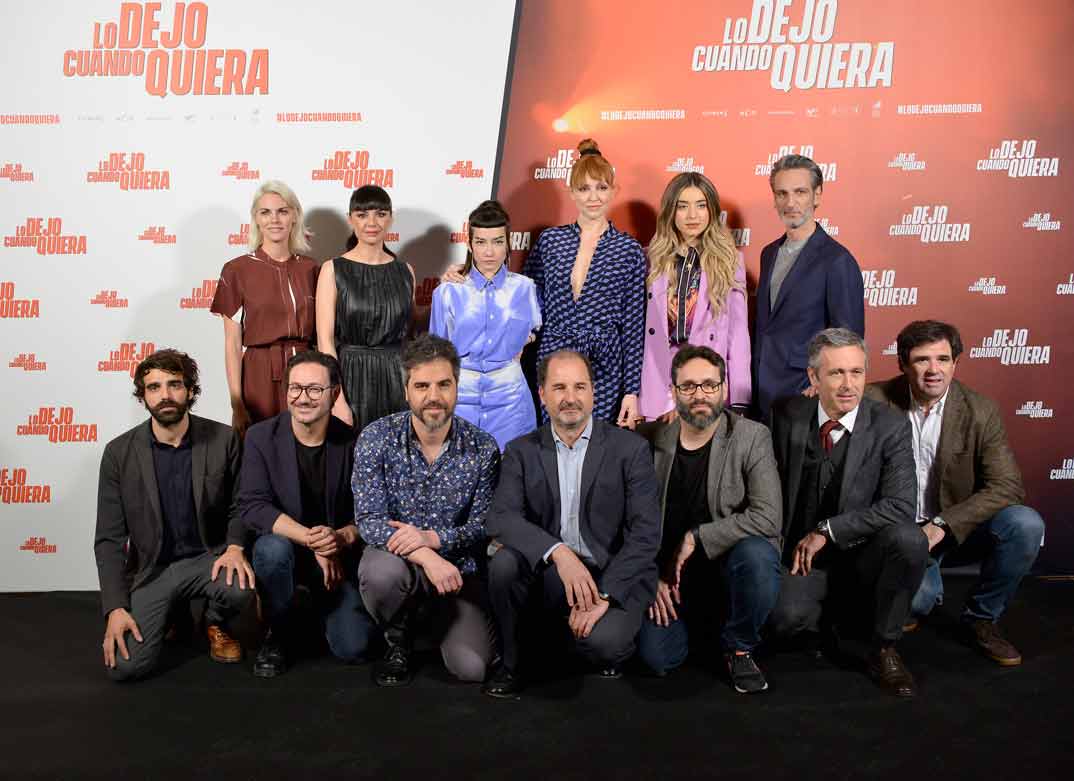 Amaia Salamanca con sus compañeros de reparto - Lo dejo cuando quiera © Mediaset