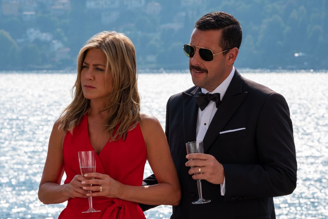 Jennifer Aniston y Adam Sandler - Criminales en el mar © Netflix