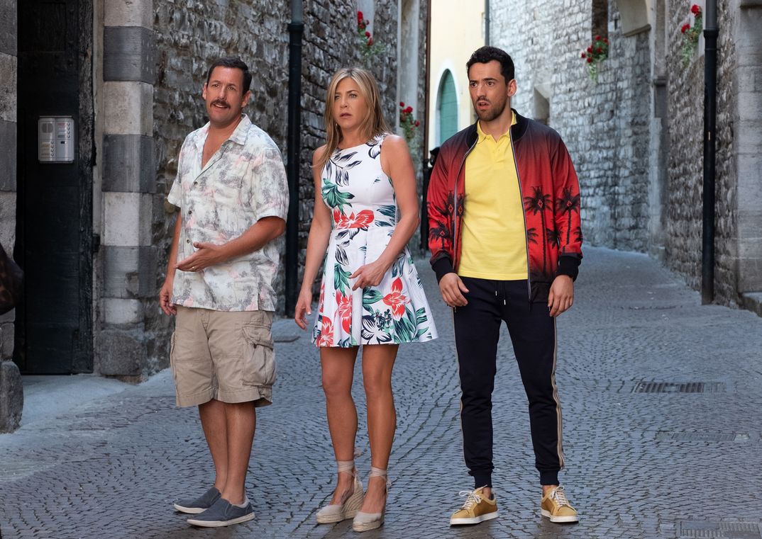 Jennifer Aniston y Adam Sandler - Criminales en el mar © Netflix