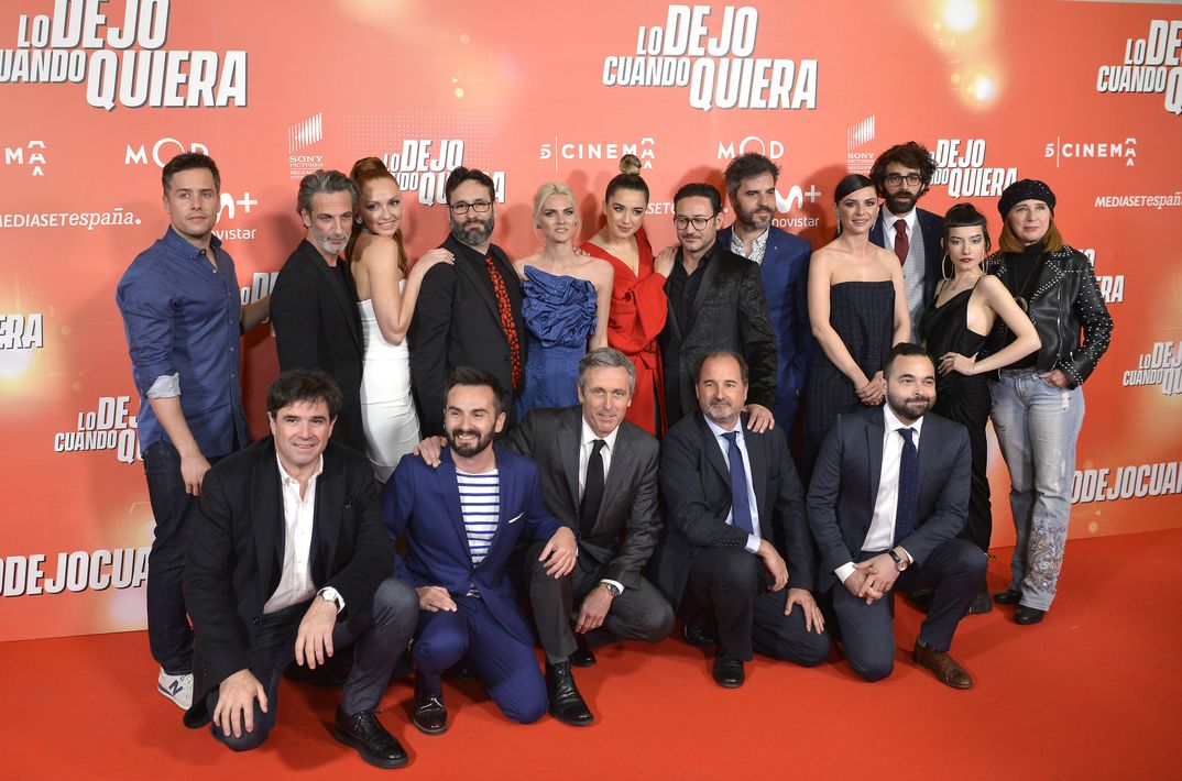 Amaia Salamanca con sus compañeros de reparto - Lo dejo cuando quiera © Mediaset