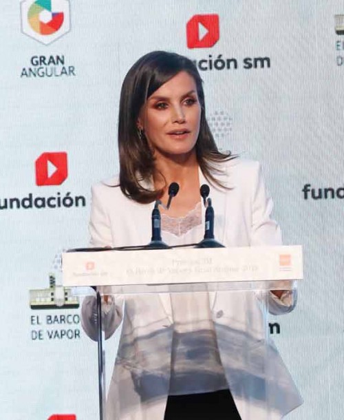 El perfecto estilismo en blanco y negro de la reina Letizia