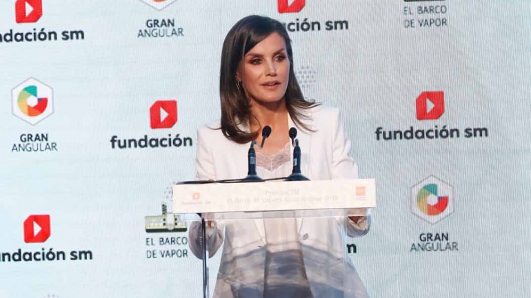 El perfecto estilismo en blanco y negro de la reina Letizia