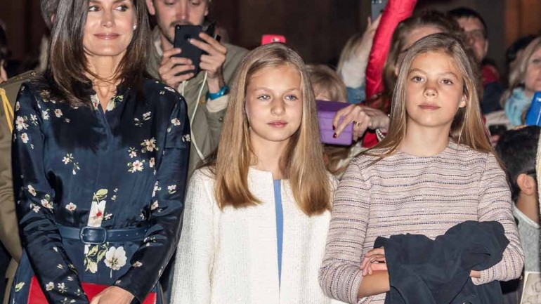 Los estilismos de la reina Letizia y sus hijas en la Misa de Pascua