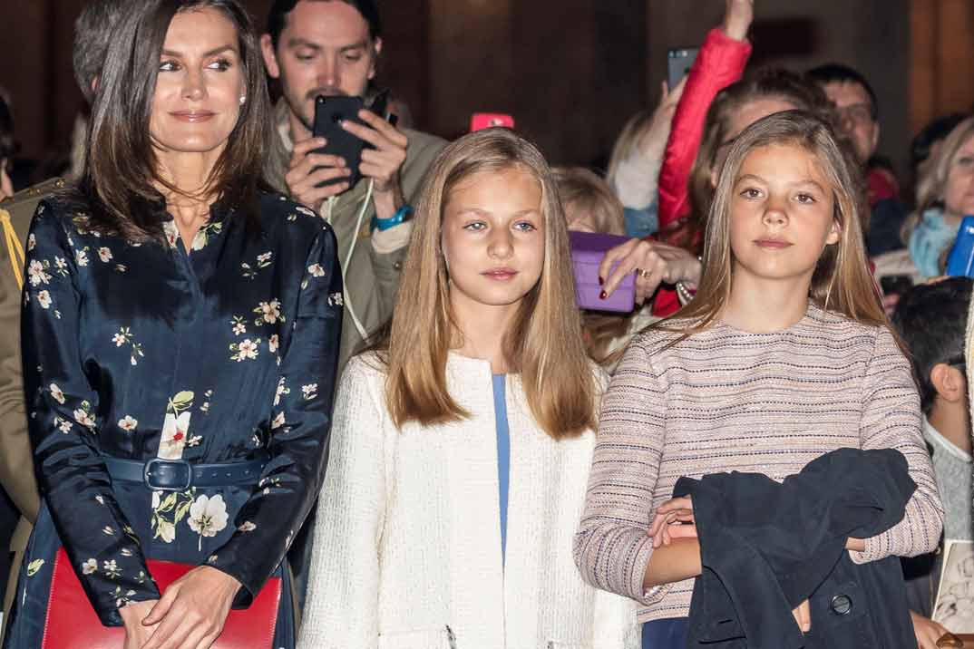Los estilismos de la reina Letizia y sus hijas en la Misa de Pascua
