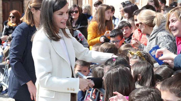 La reina Letizia, el mismo abrigo 14 años después