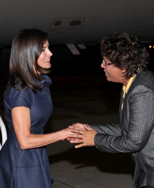 El look denim de la reina Letizia en Mozambique