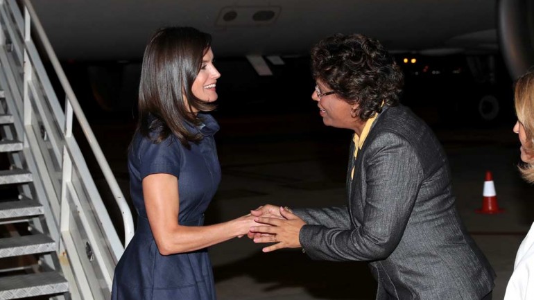 El look denim de la reina Letizia en Mozambique