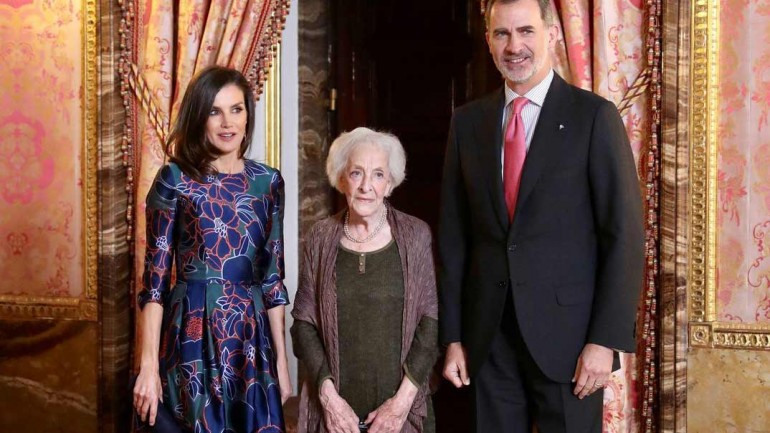 La reina Letizia repite modelo de Carolina Herrera