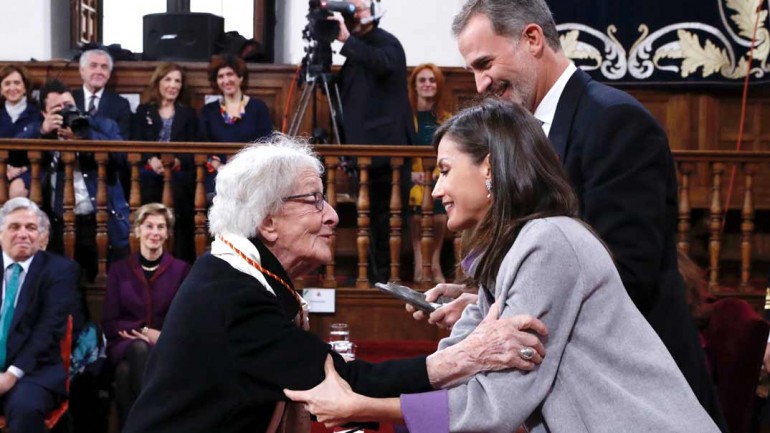 La reina Letizia, de Carolina Herrera, en la entrega del Premio Cervantes