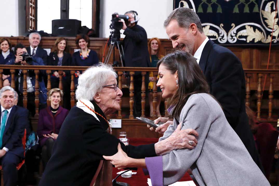 La reina Letizia, de Carolina Herrera, en la entrega del Premio Cervantes