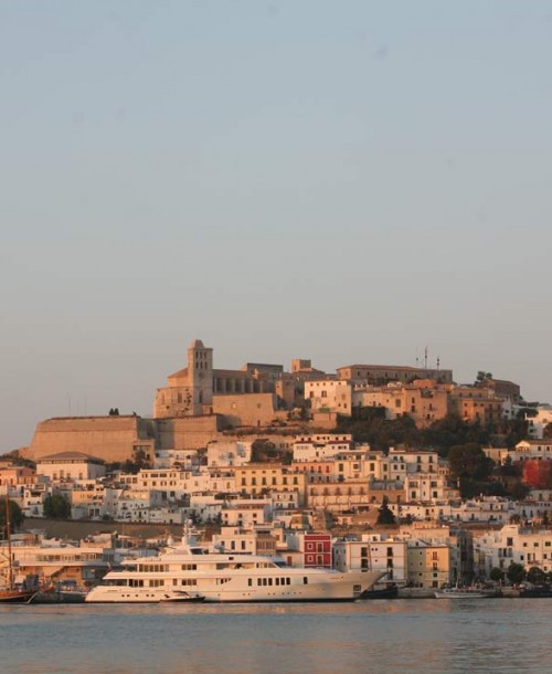 Los juglares y el folklore convierten Ibiza en una fiesta medieval