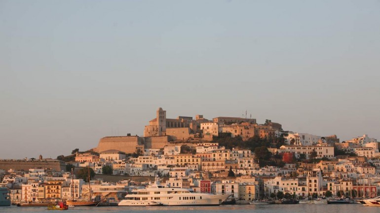 Los juglares y el folklore convierten Ibiza en una fiesta medieval