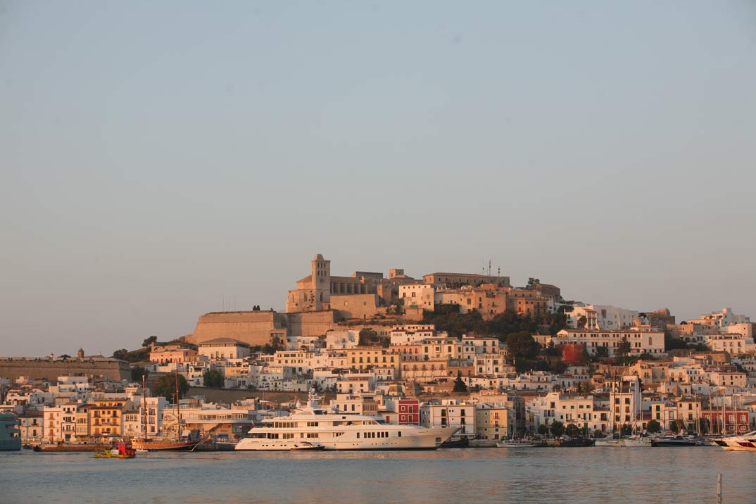 Los juglares y el folklore convierten Ibiza en una fiesta medieval