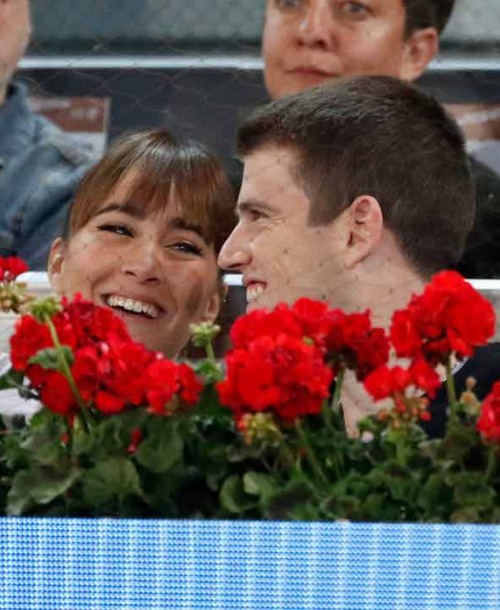 Aitana y Miguel Bernardeau pasean su amor por la Caja Mágica