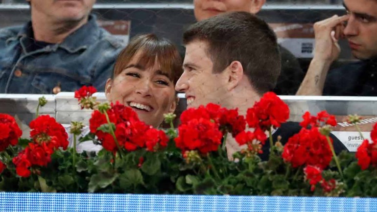 Aitana y Miguel Bernardeau pasean su amor por la Caja Mágica