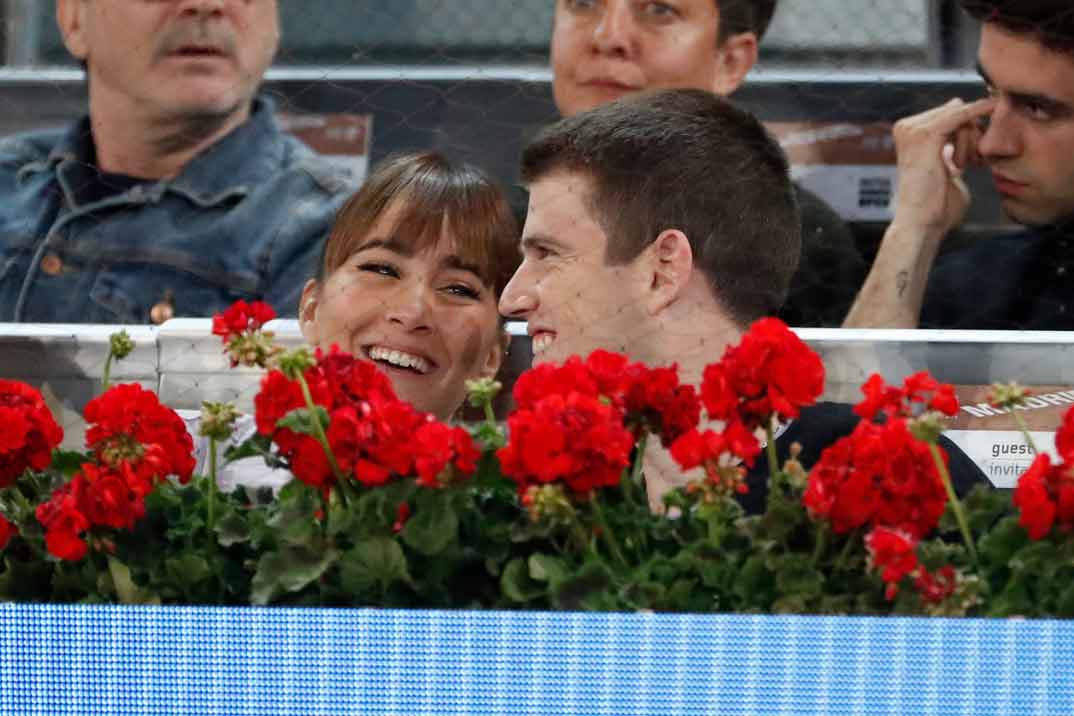 Aitana y Miguel Bernardeau pasean su amor por la Caja Mágica