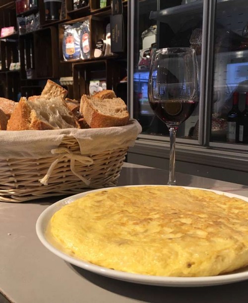 Degustación de tortilla de patatas, pan y vino de Madrid