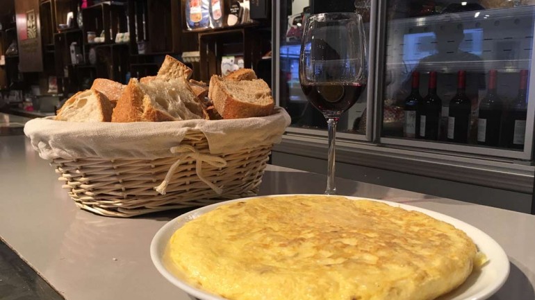 Degustación de tortilla de patatas, pan y vino de Madrid