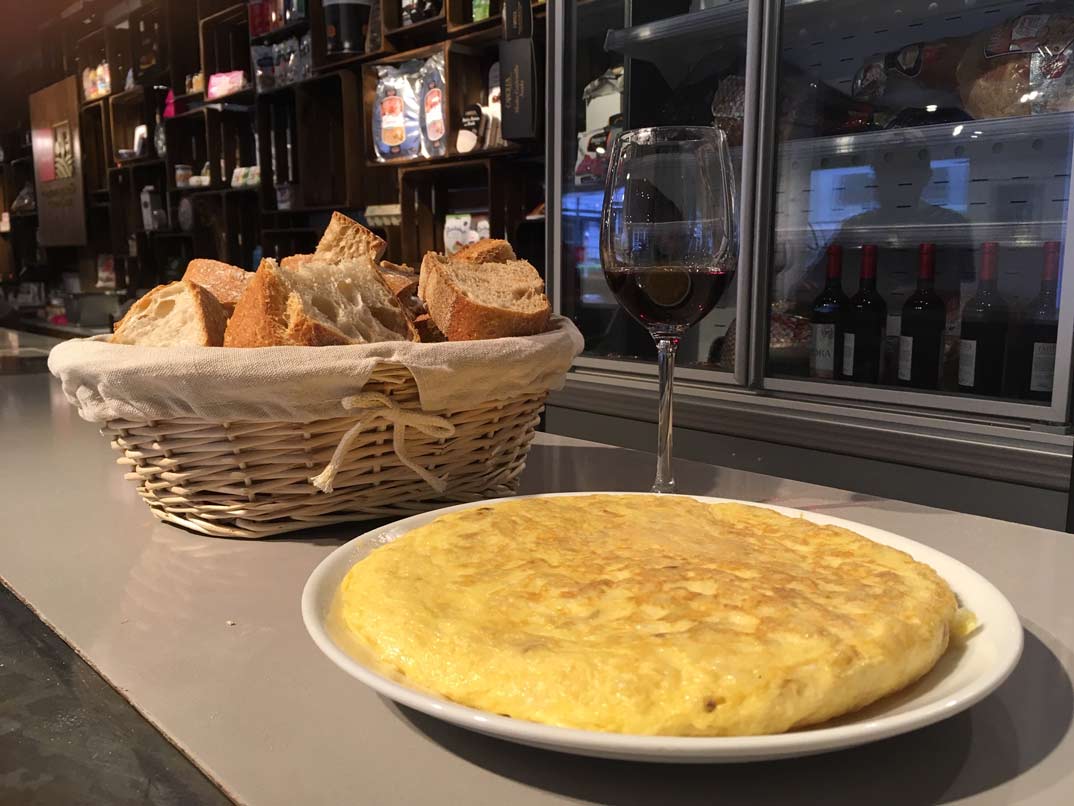 Degustación de tortilla de patatas, pan y vino de Madrid